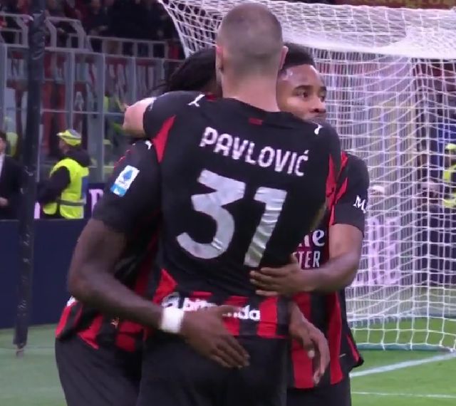 对曼联双响助维拉延续连胜势头，罗杰斯当选英超第17轮最佳（对阵曼联梅开二度助维拉续写连胜，罗杰斯当选英超第17轮最佳）