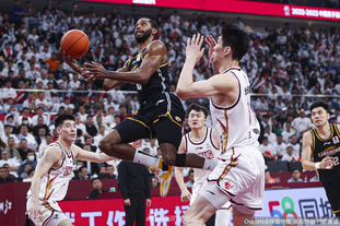 国米4‑0大胜科莫，一举登顶意甲积分榜（国米4球横扫科莫，强势登顶意甲榜首）