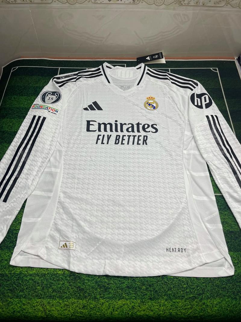 环球足球奖2025年度最佳球员候选：姆巴佩在列，巴黎8人入选（2025年环球足球奖最佳球员候选名单出炉：姆巴佩上榜，巴黎8人入围）