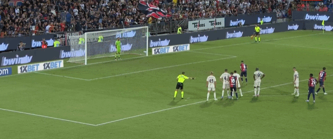 萨拉赫非洲杯使用定制护腿板，含有埃及和利物浦安菲尔德元素（萨拉赫非洲杯佩戴定制护腿板，融合埃及与利物浦安菲尔德元素）