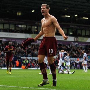 约基奇三双稳定输出率掘金大胜（约基奇三双如常发挥，掘金轻松大胜）