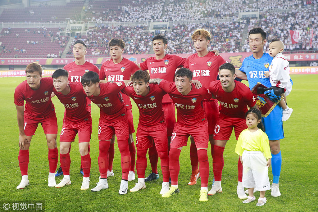 半场战报：尤文2-1卡利亚里，伊尔迪兹双响，弗拉霍维奇伤退（半场速递：尤文2-1领先卡利亚里，伊尔迪兹梅开二度，弗拉霍维奇因伤离场）